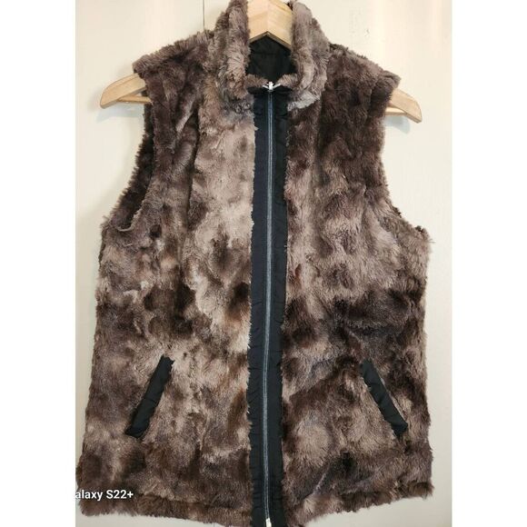 V8  TEEZHER Reversable faux fur black and brown Vest - Picture 1 of 7